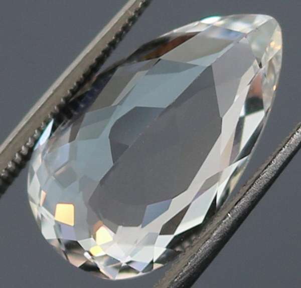 Glittering 6.5ct UNHEATED diamond white Topaz