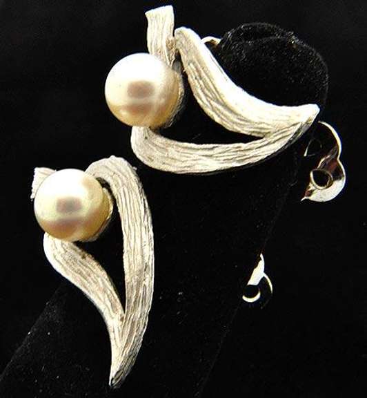 Attractive Vintage 14kt Gold Pearl Leaf Motif Earrings