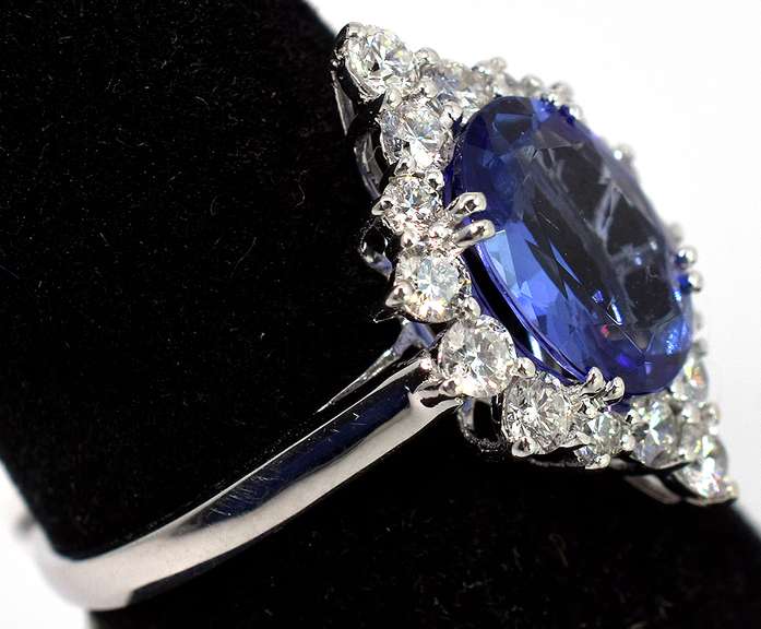 Stunning Tanzanite & Diamond Ring in 18KT