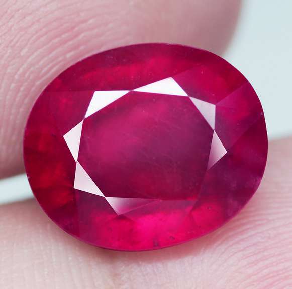 Huge 9.12ct rich imperial red Ruby center stone
