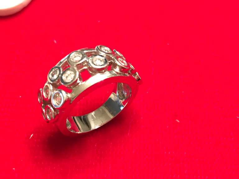 Ladies 18K white gold diamond band