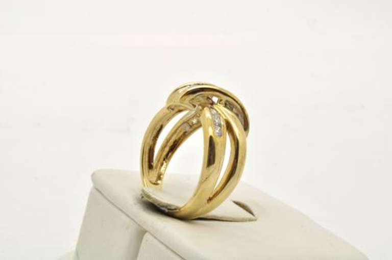 LADIES 14 KT YELLOW GOLD DIAMOND RING