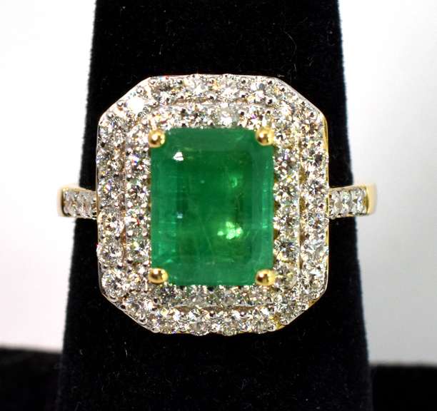 Charming Emerald & Diamond Ring in 18KT Yellow Gold