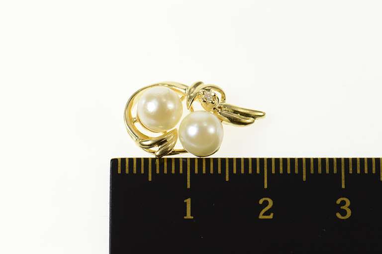 14K Yellow Gold Classic Pearl Diamond Accent Curvy Wavy Pendant