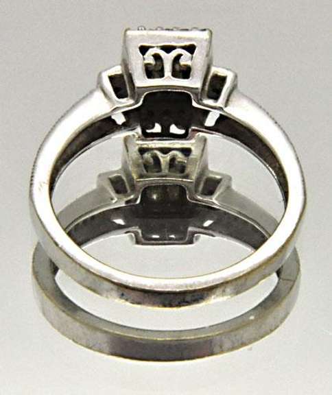 VERY CLASSY 10KT WHITE GOLD LADIES DIAMOND RING.