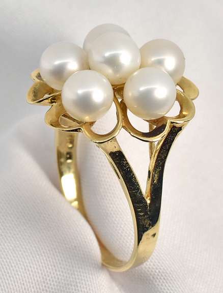 Feminine Pearl Cluster Ring