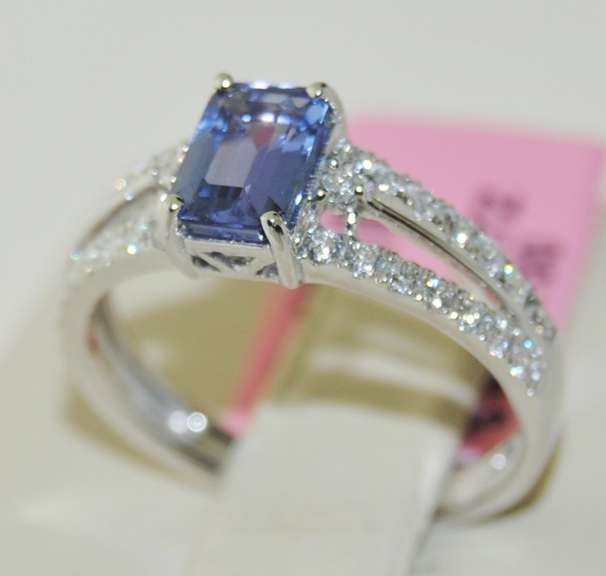 Tempting Tanzanite and Diamond 18kt Ring