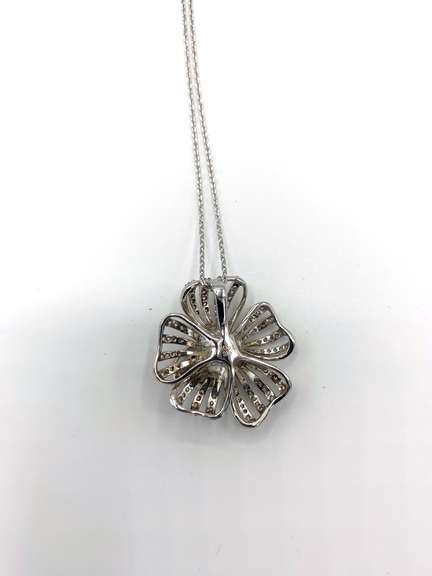 Cute Overlapping Flower Pendant Necklace in Sterling Silver