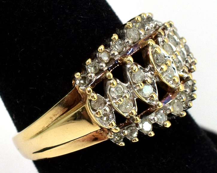 Flashy Diamond Cluster Ring in Yellow Gold