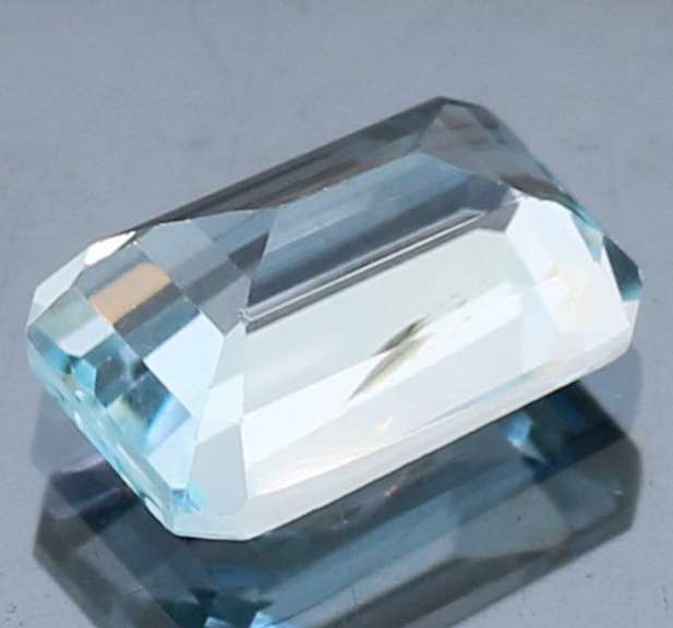 Very clean 8x12mm 5.64ct emerald cut Topaz