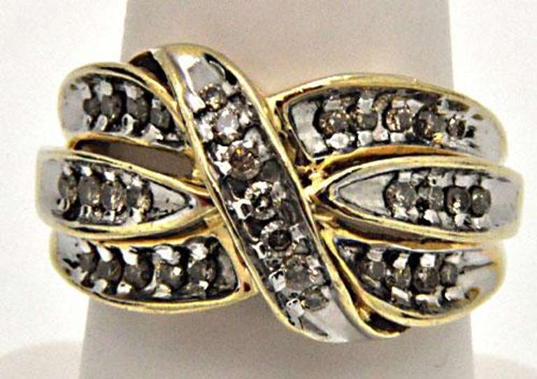 LADIES 10 KT GOLD AND DIAMOND RING.