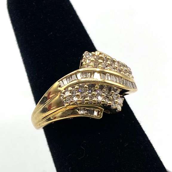 Attractive 10kt Diamond Wrap Band