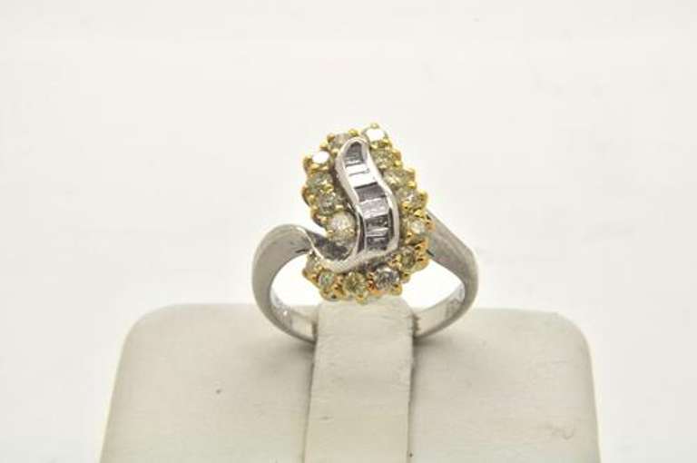 LADIES 18 KT DIAMOND COCKTAIL RING