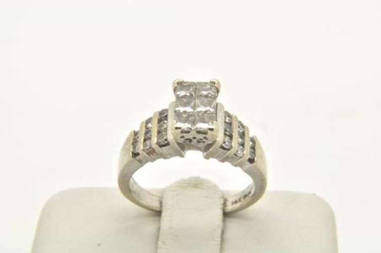 LADIES 14 KT WHITE GOLD DIAMOND RING