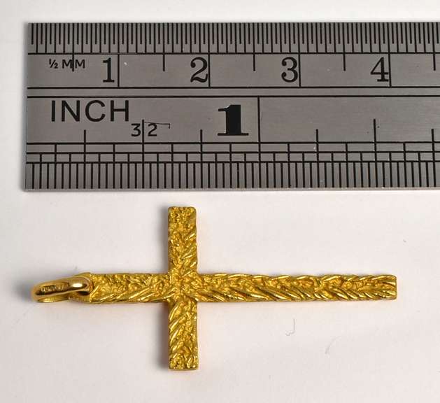 Tastefu; 18k yellow Gold Cross Pendant
