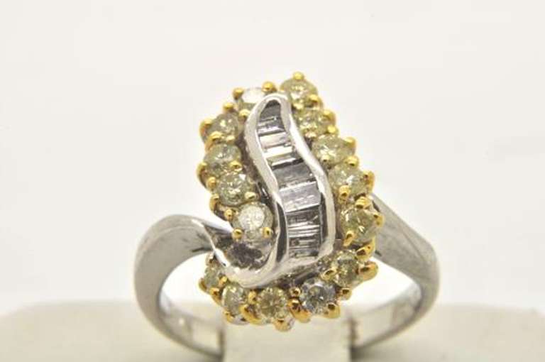 LADIES 18 KT DIAMOND COCKTAIL RING