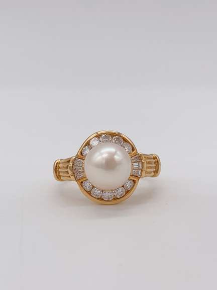 18kt Yellow Gold Pearl & Diamond Ring