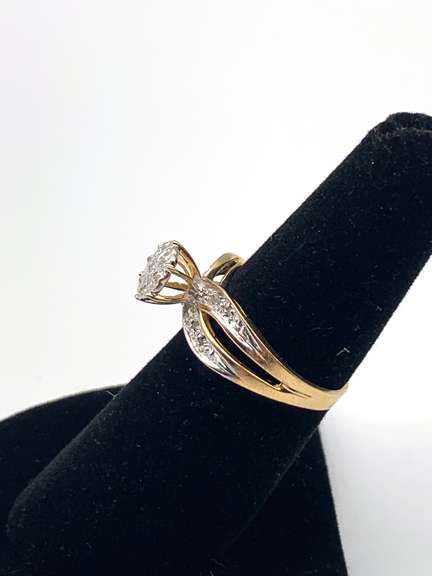 Ladies 10kt Yellow Gold Diamond Cluster Ring
