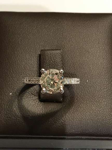 18k white gold engagement ring with 1.52 carat diamonds
