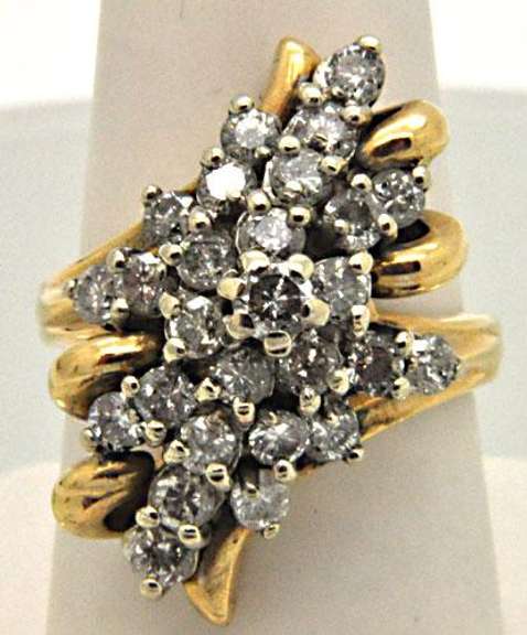LADIES 14K GOLD AND DIAMOND CLUSTER RING