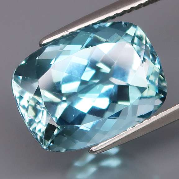 Exceptional 11.32ct high grade sky blue Topaz