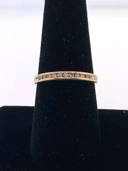Nice 10kt Yellow Gold Diamond Band