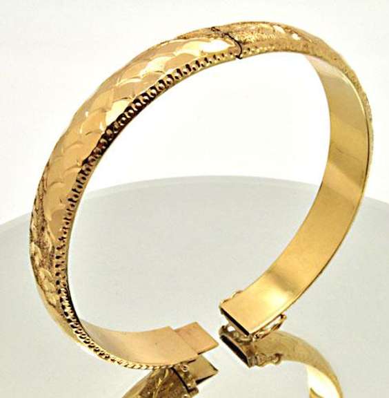 LADIES 18K ROSE GOLD BANGLE BRACELET.
