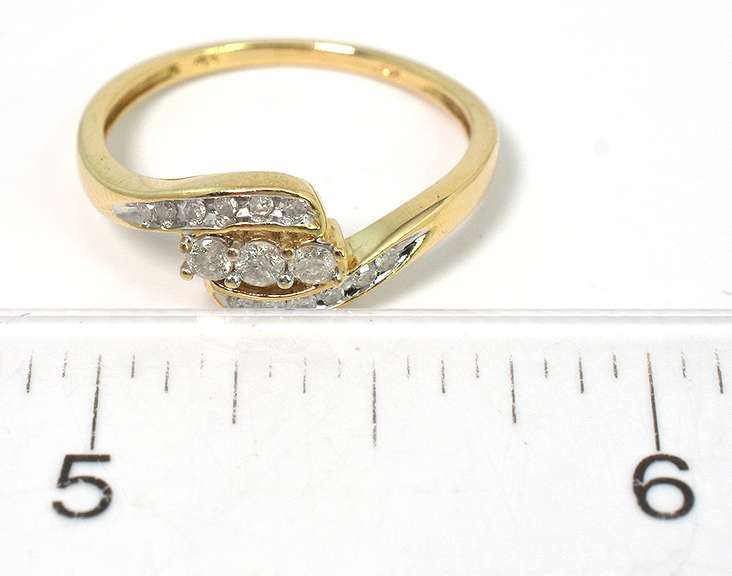 Sparkling Diamond Ring in Yellow Gold