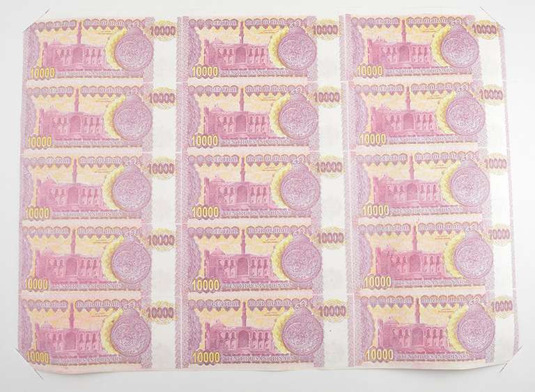 Uncut Roll of 2002 Iraq 10,000 Dinars Bank Notes