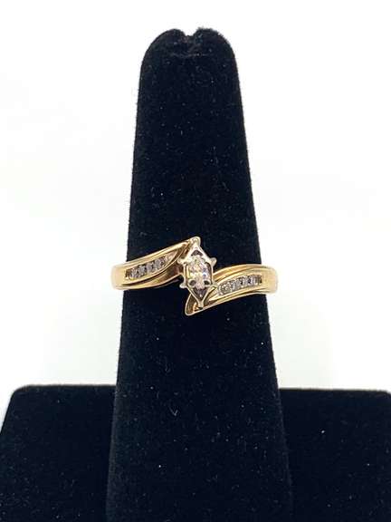 10kt Yellow Gold Marquise & Round Diamond Ring