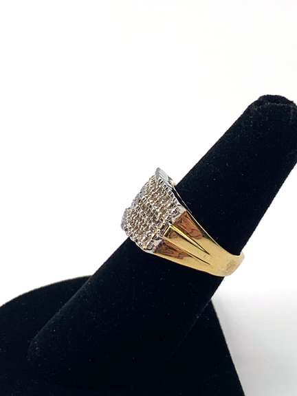 Great 10kt Yellow Gold Diamond Ring