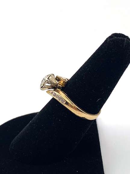 10kt Yellow Gold Marquise & Round Diamond Ring