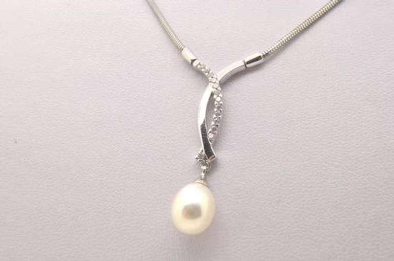 18 KT WHITE GOLD DIAMOND AND PEARL NECKLACE.