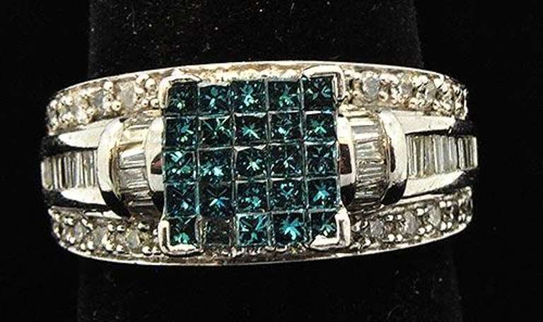LADIES BLUE & WHITE DIAMOND RING.
