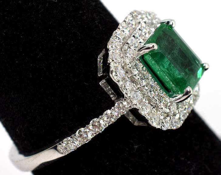 Amazing Emerald & Diamond Ring in 18KT