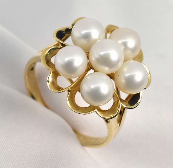 Feminine Pearl Cluster Ring