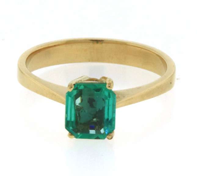 Graceful 18kt Emerald Cut Emerald Ring
