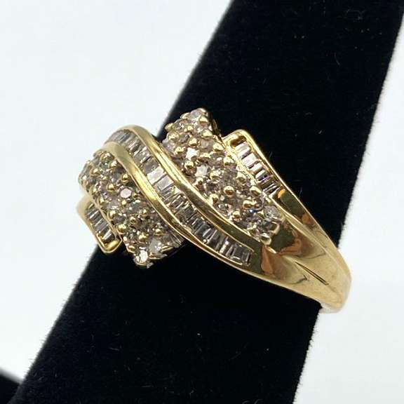 Attractive 10kt Diamond Wrap Band
