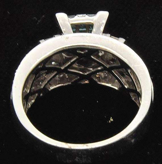 LADIES BLUE & WHITE DIAMOND RING.