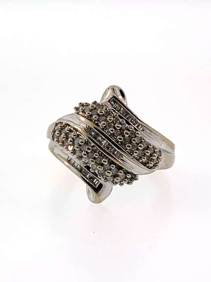 Dashing 10kt Crossover Diamond Ring