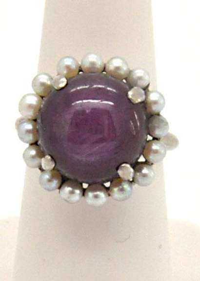 LADIES 14K WHITE GOLD RED STAR RUBY AND PEARL RING.