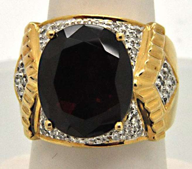 14K YELLOW GOLD GARNET & DIAMOND RING.