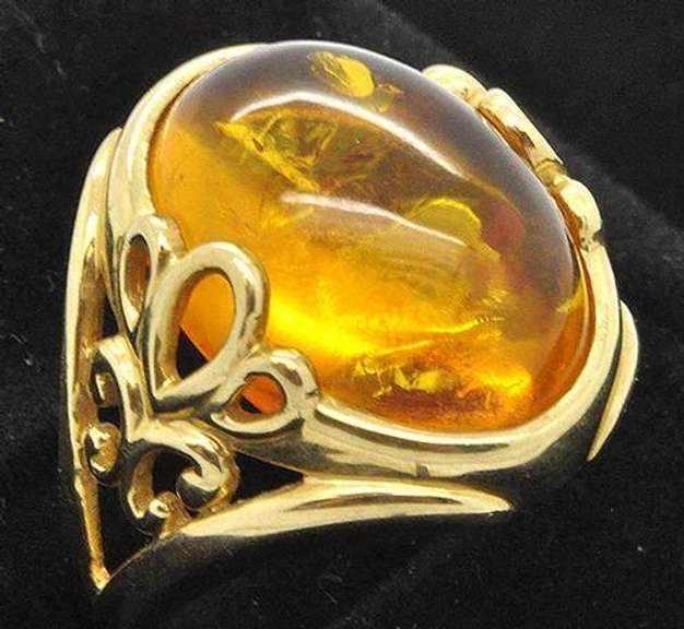 STUNNING AMBER SET IN 14KT YELLOW GOLD