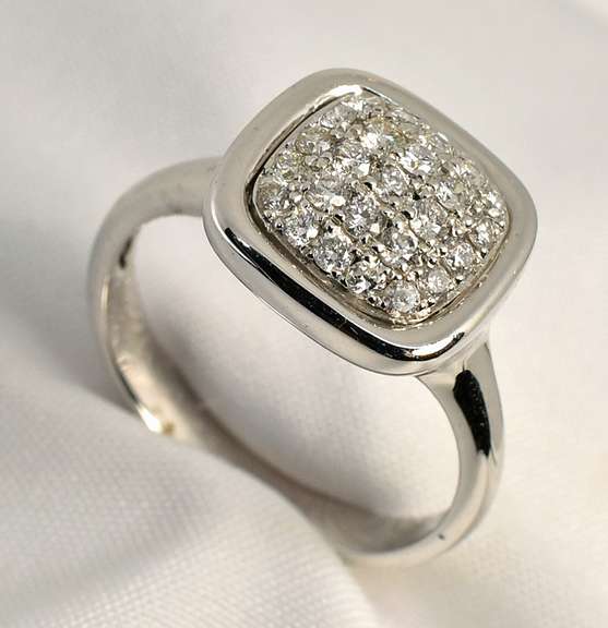 Tasteful Pavé Diamond Ring in 14K WG