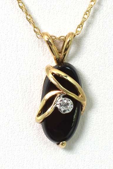 Vintage Pendant & Chain in Gold