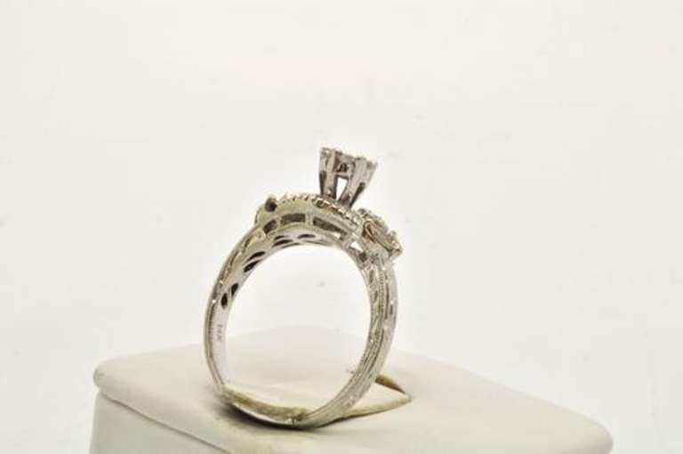 LADIES 14 KT WHITE GOLD DIAMOND RING