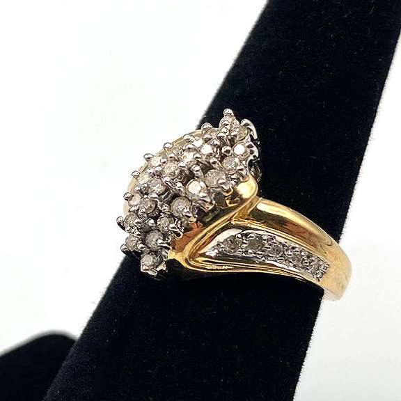 Pretty 14kt Yellow Gold Round Diamond Cluster Ring