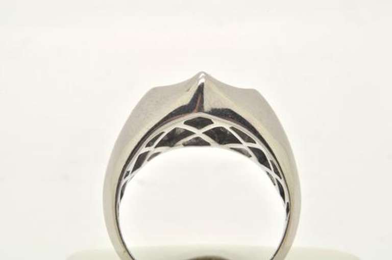 MEN'S 14KT WHITE GOLD DIAMOND RING.