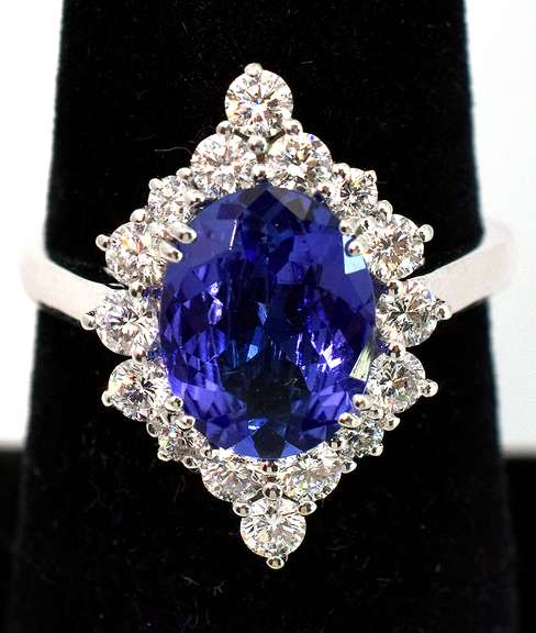 Stunning Tanzanite & Diamond Ring in 18KT