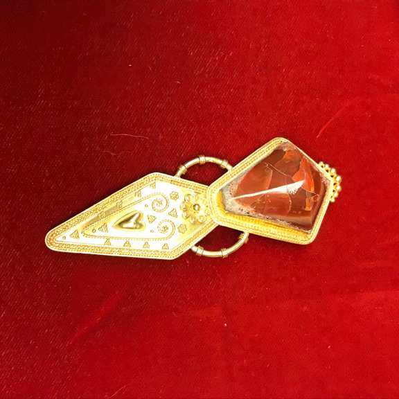 21kt Ladies Brooch with Gemstone